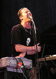 Mike Patton pendant un concert de Fantômas (2005)