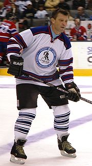  Photographie de Peter Stastny avec un maillot blanc de hockey sur glace
