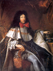  Reproduction d’une peinture représentant Philippe de France, duc d'Orléans et frère de Louis XIV, assis dans un fauteuil, portant un manteau d’hermine bleu et blanc et portant l'insigne de l'Ordre du Saint-Esprit