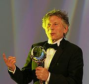 Roman Polański en 2004, prenant le globe de Cristal du Festival international du film de Karlovy Vary pour l'ensemble de sa carrière