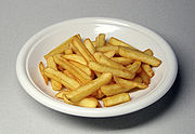photographie présentant des frites dans une assiette blanche.