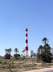Phare de Taguermess dont la tour est peinte de huit bandes horizontales alternativement rouges et blanches.
