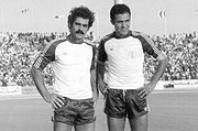 Roberto Rivelino et Najeeb Al Imam posant pour une photo