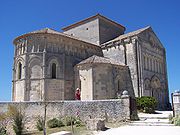 Photographie de l'église romane Sainte-Radegonde de Talmont vue depuis son chevet