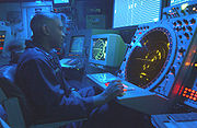 Un membre d'équipage en train de surveiller un écran radar.