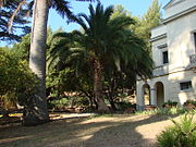 Le parc du Plantier avec la façade principale de la maison classée et un phoenix.