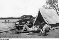 Bundesarchiv Bild 146-1988-019-16, Camping am See mit KdF-Wagen.jpg