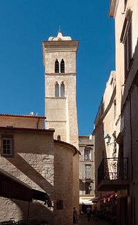 Vue du clocher et d'une partie de l'église depuis les étroites ruelles de la citadelle