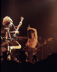AC/DC en 1979 à Belfast avec Angus Young à gauche et Bon Scott à droite.