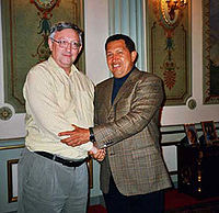 Alan Woods (à g.) avec Hugo Chavez.