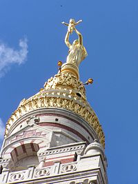 Vierge Dorée sur le clocher de la basilique Notre-Dame de Brebières à Albert