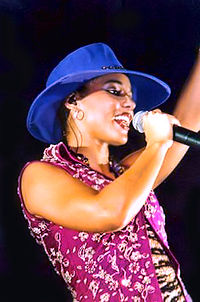 Alicia Keys lors d'un concert à Francfort en 2002.