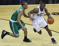 Avery Bradley, en vert, défendant face à Jordan Crawford en train de dribbler