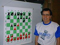 Pal Benko présentant la position du gambit Benko