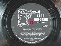 78 tours du label Clef avec le logo du trompettiste, dessiné par David Stone Martin : Billy Holiday - „Stormy“/„Tenderly“ (1952)