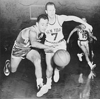 Bob Cousy (gauche) avec les Celtics en 1960.
