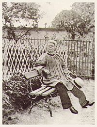 Rosa Bonheur dans son jardin de By dans les années 1880-1890
