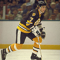 Photographie de Ray Bourque avec le maillot des Bruins de Boston