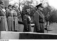 Friedrich-Wilhelm Krüger derrière Hans Frank (au second plan l'homme au milieu) lors d'une parade des forces de sécurité en Pologne
