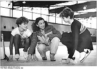 Bundesarchiv Bild 183-1988-1209-021, Simone Lang, Jutta Müller, Evelyn Großmann.jpg