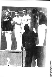 Giovanni Carminucci célébrant sa médaille d'or aux barres parallèles lors des championnats d'Europe de 1971