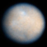 Cérès vue depuis le télescope spatial Hubble (ACS). Les contrastes ont été augmentés afin de révéler les détails de la surface.