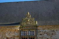 Fronton du château de la Courbe de Brée