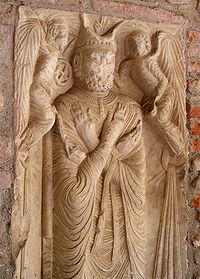 Gisant d'un évêque non identifié dans le cloître d'Elne, portant une inscription identifiant l'atelier du sculpteur