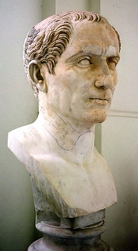 Buste en marbre de Jules César conservé au Musée archéologique national de Naples. (voir Portraits)