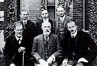 Hall Freud Jung in front of Clark 1909.jpg