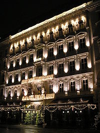 L'Hôtel illuminé, vue de nuit