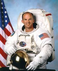 Photographie de Jeffrey Williams dans sa tenue d'astronaute