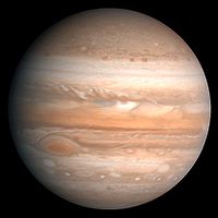Une image de Jupiter en couleurs renforcées de 1990, d'après un cliché du Programme Voyager en 1979, qui met en évidence les bandes nuageuses et les fortes turbulences comme la grande tache rouge.