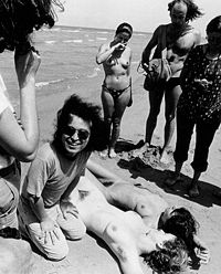 Kishin Shinoyama (à genoux à gauche) en 1975 en France à l'occasion des 6es Rencontres internationales de la photographie d'Arles. La photographie a été prise pendant une séance de travail parallèle au festival aux Saintes-Marie de la mer.