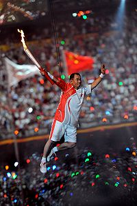 Li Ning portant la torche olympique pendant la cérémonie d'ouverture des Jeux olympiques d'été de 2008