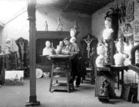 Jean dans son atelier (1922).