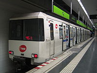 Metro Barcelona train type 500.jpg