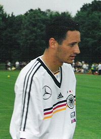 Oliver Neuville dans le maillot de l'équipe nationale allemande