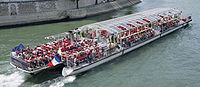 Bateau-omnibus sur la Seine à Paris