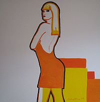 Stylisation d'une femme blanche à la longue chevelure blonde descendant dans le dos, vue de trois quart arrière gauche, vêtue d'une robe orange assez courte échancrée dans le dos. Elle a les bras croisés et semble regarder, de haut, le spectateur
