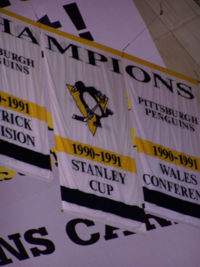 Photo de bannières de titres gagnés en 1990-91 par les Penguins de Pittsburgh.