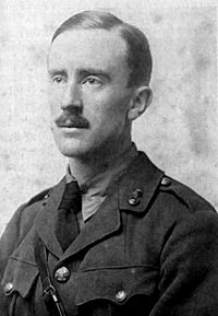 Tolkien en uniforme de l'armée britannique durant la Première Guerre mondiale (1916).