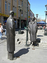 Monument de Meša Selimović et Ismet Mujezinović (de face) à Tuzla