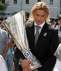 Tymoschuk with UEFA Cup.jpg