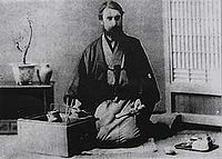 William Kinnimond Burton en tenue japonaise.