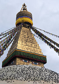 Stūpa de Bodnath, sanctuaire bouddhiste de la région de Katmandou, au Népal.  (définition réelle 3 979 × 5 666)