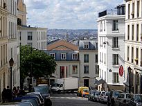 En descendant de la place Emile Goudeau (à gauche) puis vers la rue des Abbesses (à droite).