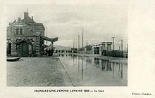 carte postale ancienne, en noir et blanc, montrant la gare d'Épône - Mézières avec les voies inondées
