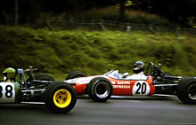 Photo de James Hunt pilotant une Brabham.