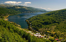 Photographie du lac de Mavrovo, crée par un barrage hydroéléctrique